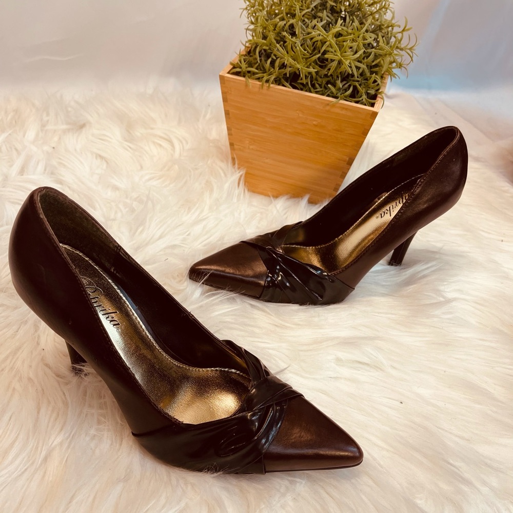 Brown pumps /closed toe heels